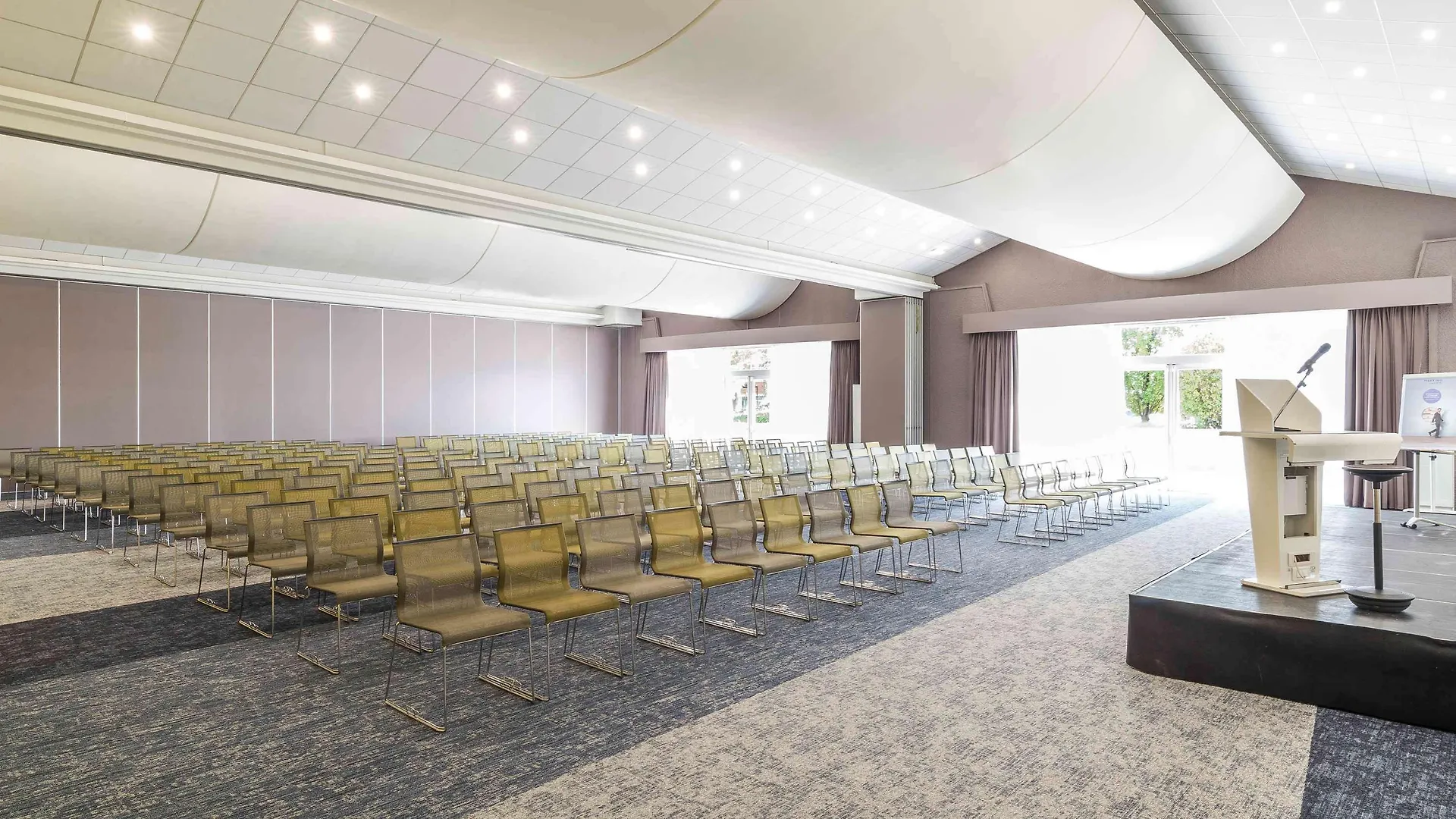Novotel Lyon Bron Meeting & Events 4*,